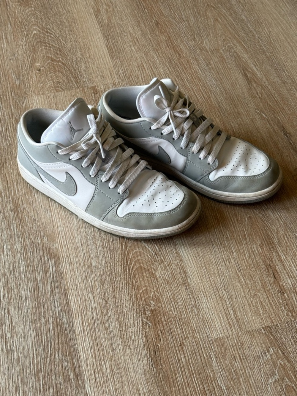 Jordan Low-Top Sneaker in White & Light Gray